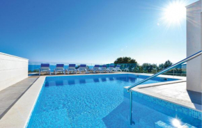 Beautiful Apartment In Rogoznica With Sauna